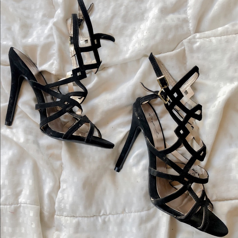 Strapped pointy heels in black